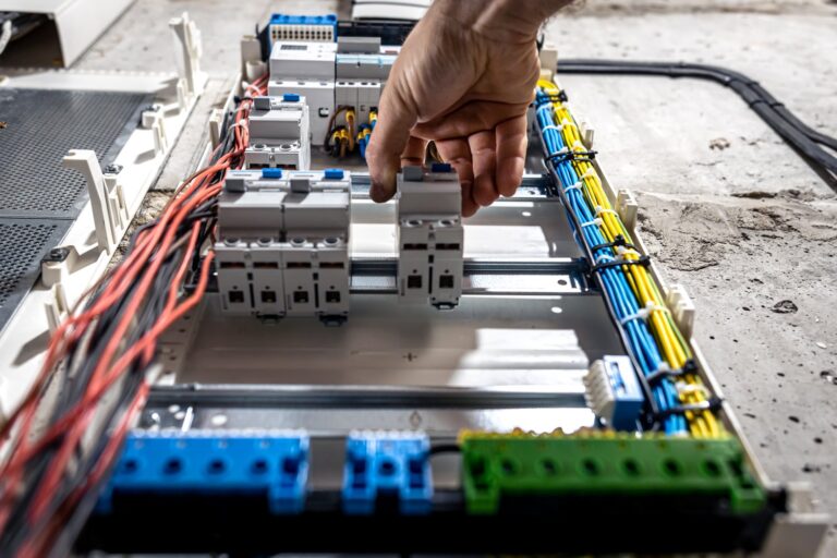 Jak wybrać i zainstalować odpowiednie zabezpieczenia elektryczne w domu