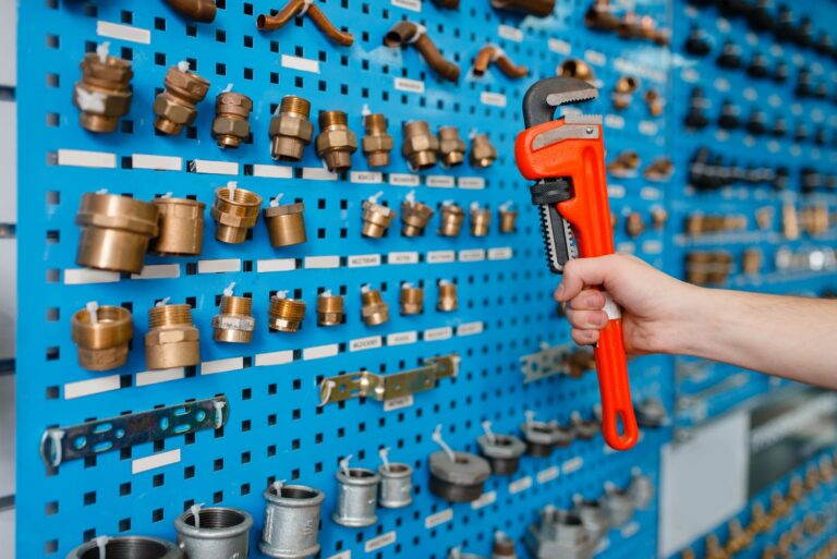 Profesjonalne narzędzia dla hydraulików i elektryków – przewodnik po wyborze i użytkowaniu