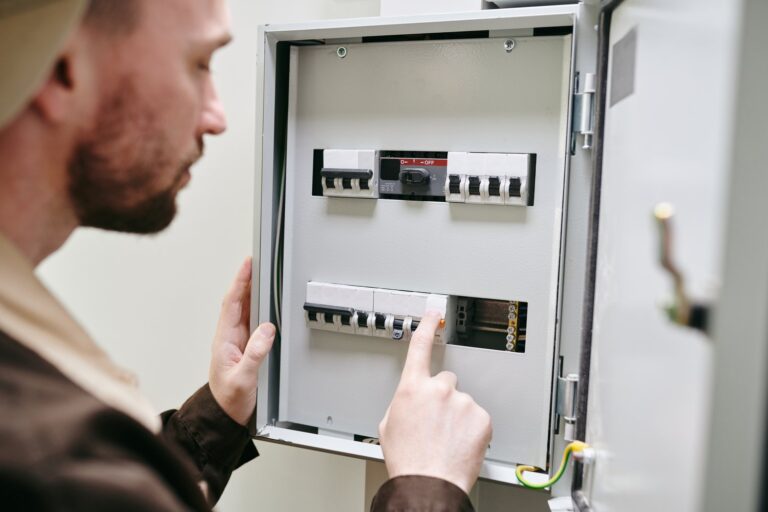 Jak dobrać odpowiednią aparaturę elektryczną do instalacji domowej