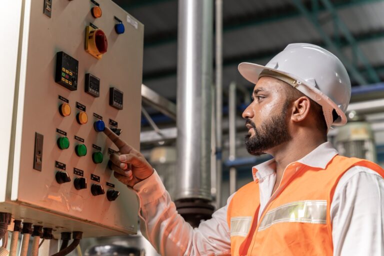 Jak naprawić awarię w systemie sterowania procesem przemysłowym?