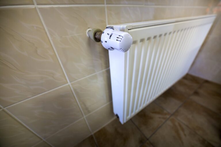 Jak wybrać i zainstalować odpowiedni grzejnik dla Twojego domu