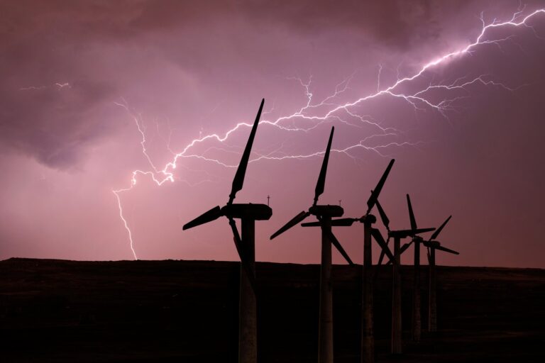 Kompleksowy przewodnik po systemach uziemień i ochrony odgromowej