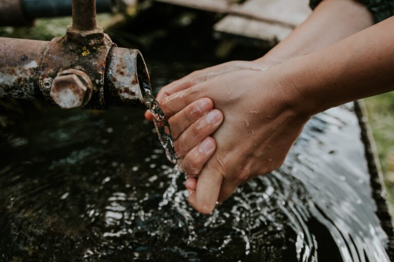 Dlaczego woda w kranie jest rdzawa i jak temu zaradzić?