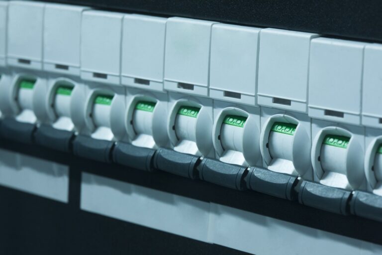 Jak dobrać odpowiednią moc bezpieczników do instalacji domowej?