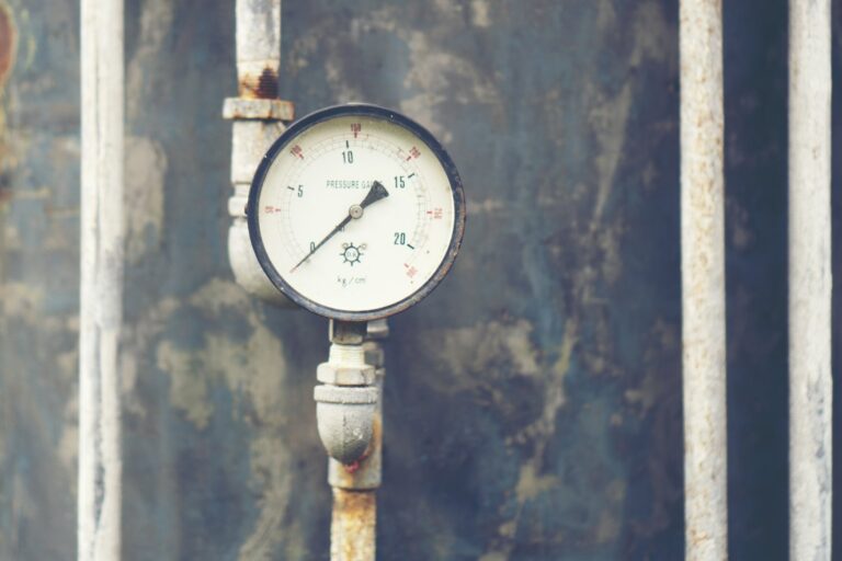 Co powoduje spadki ciśnienia wody w domu i jak je naprawić?