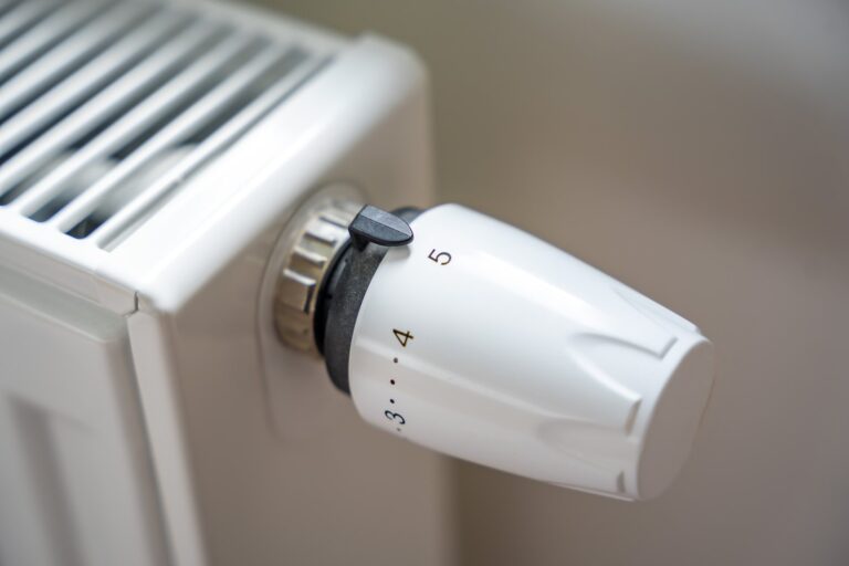 Dlaczego grzejniki nie grzeją równomiernie i jak to naprawić?