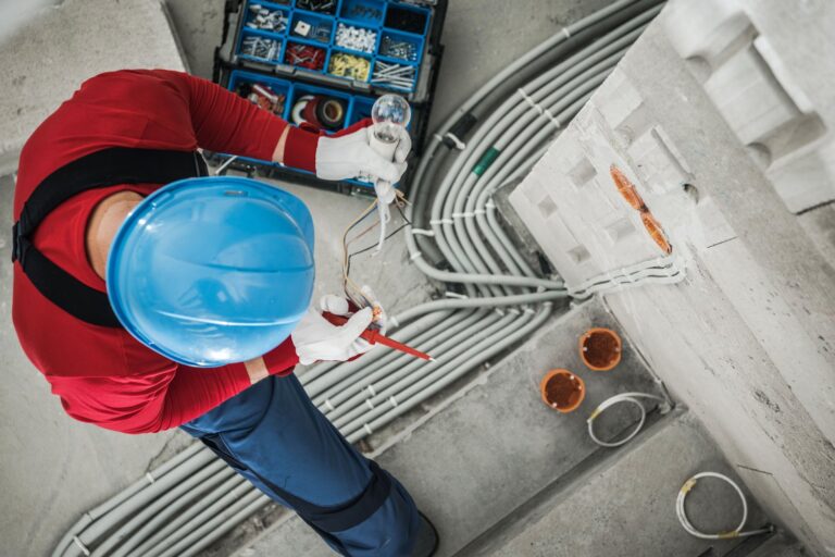 Jak prawidłowo zabezpieczyć instalacje elektryczne i hydrauliczne