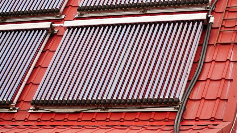 Korzyści i zasady wyboru zestawów solarnych do grzania wody