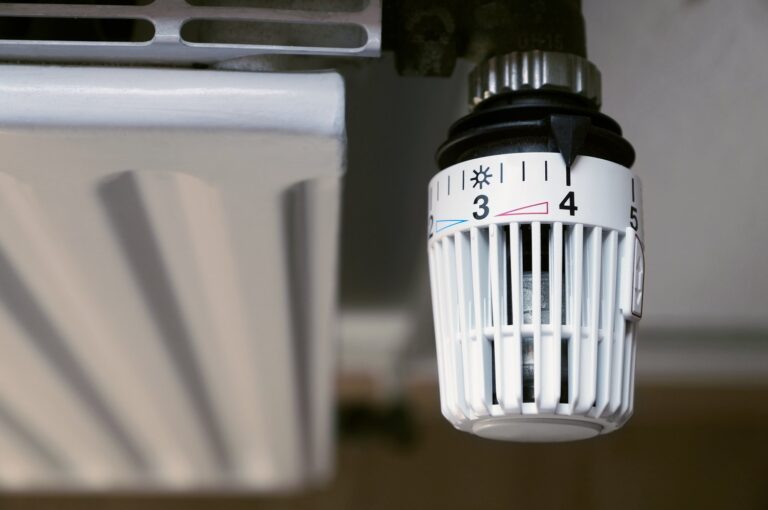 Co powoduje stukanie w grzejniku po uruchomieniu ogrzewania?