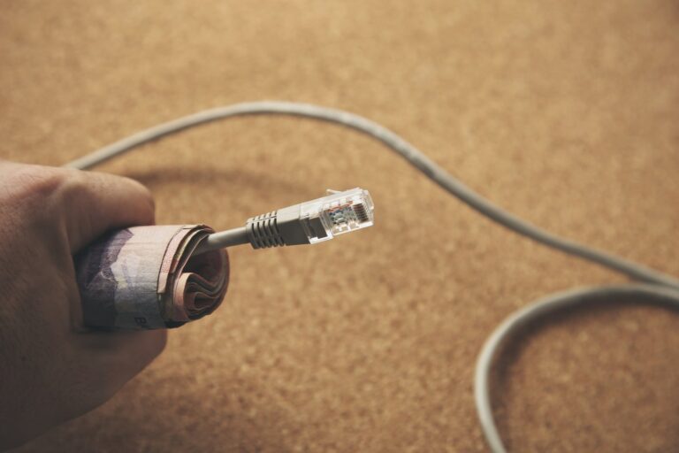 Dlaczego gniazdo internetowe słabo trzyma wtyczkę?