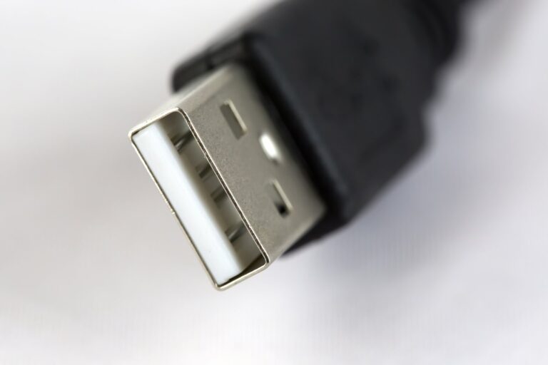 Dlaczego gniazdo USB nie ładuje telefonu mimo sprawnego zasilania?