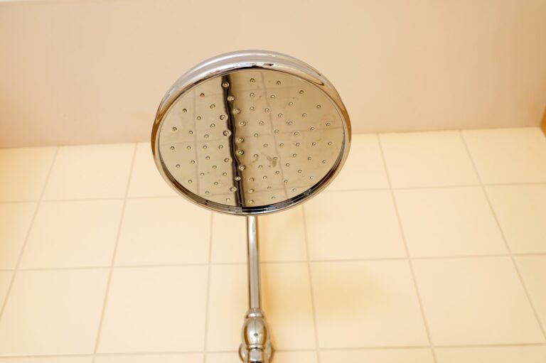 Jak usunąć osad z sitka w baterii prysznicowej?