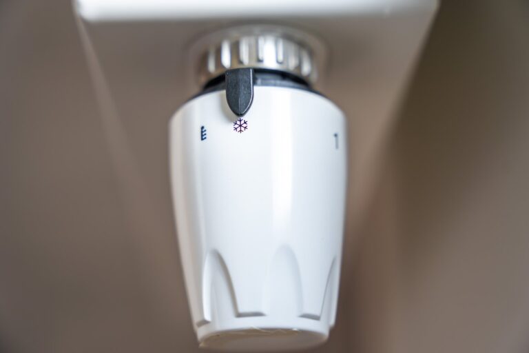 Jak wybrać najlepszy podgrzewacz wody do małej łazienki