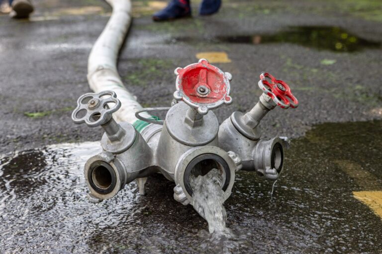 Co powoduje głośną pracę instalacji wodnej i jak temu zapobiec?