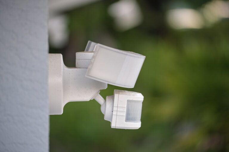 Kiedy stosować przekaźniki zmierzchowe w instalacji oświetleniowej?