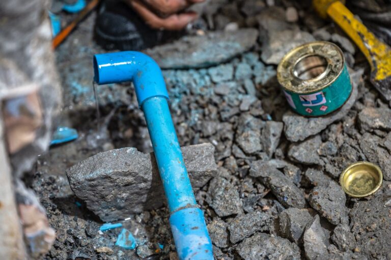 Co powoduje nieprzyjemny zapach z kanalizacji?