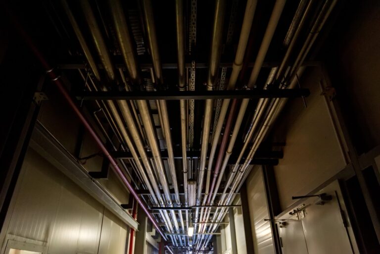 Co powoduje stukanie w rurach podczas spuszczania wody?