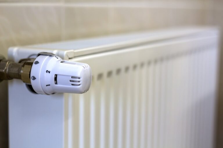 Dlaczego grzejnik grzeje tylko u góry i jak to naprawić?