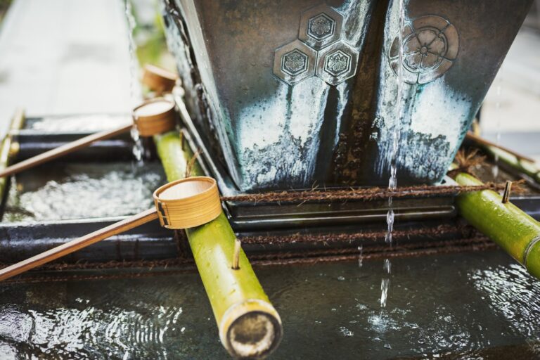 Dlaczego woda z kranu jest rdzawa po urlopie?