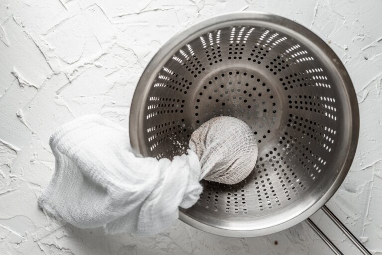 Do czego służy filtr siatkowy i jak często go czyścić?