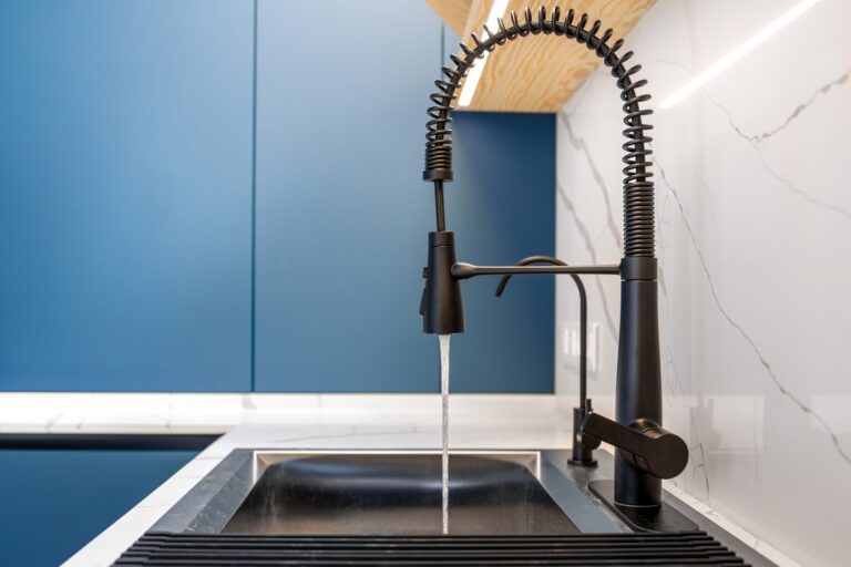 Jak wybrać idealną baterię i zlewozmywak do kuchni