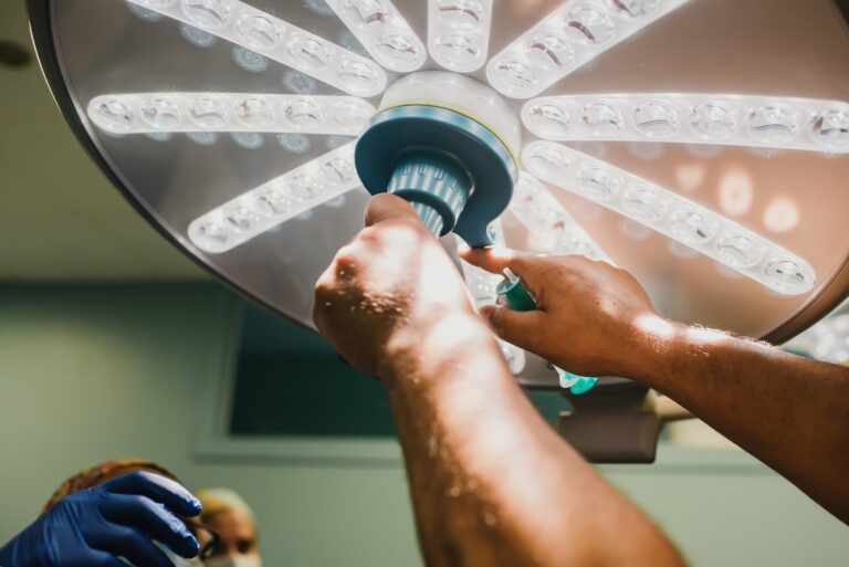 Jak wymienić żarówkę w lampie sufitowej pod napięciem?